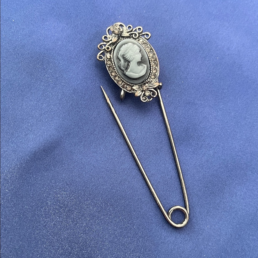 Elegant Silver Cameo Brooch - Picture 3 of 4
